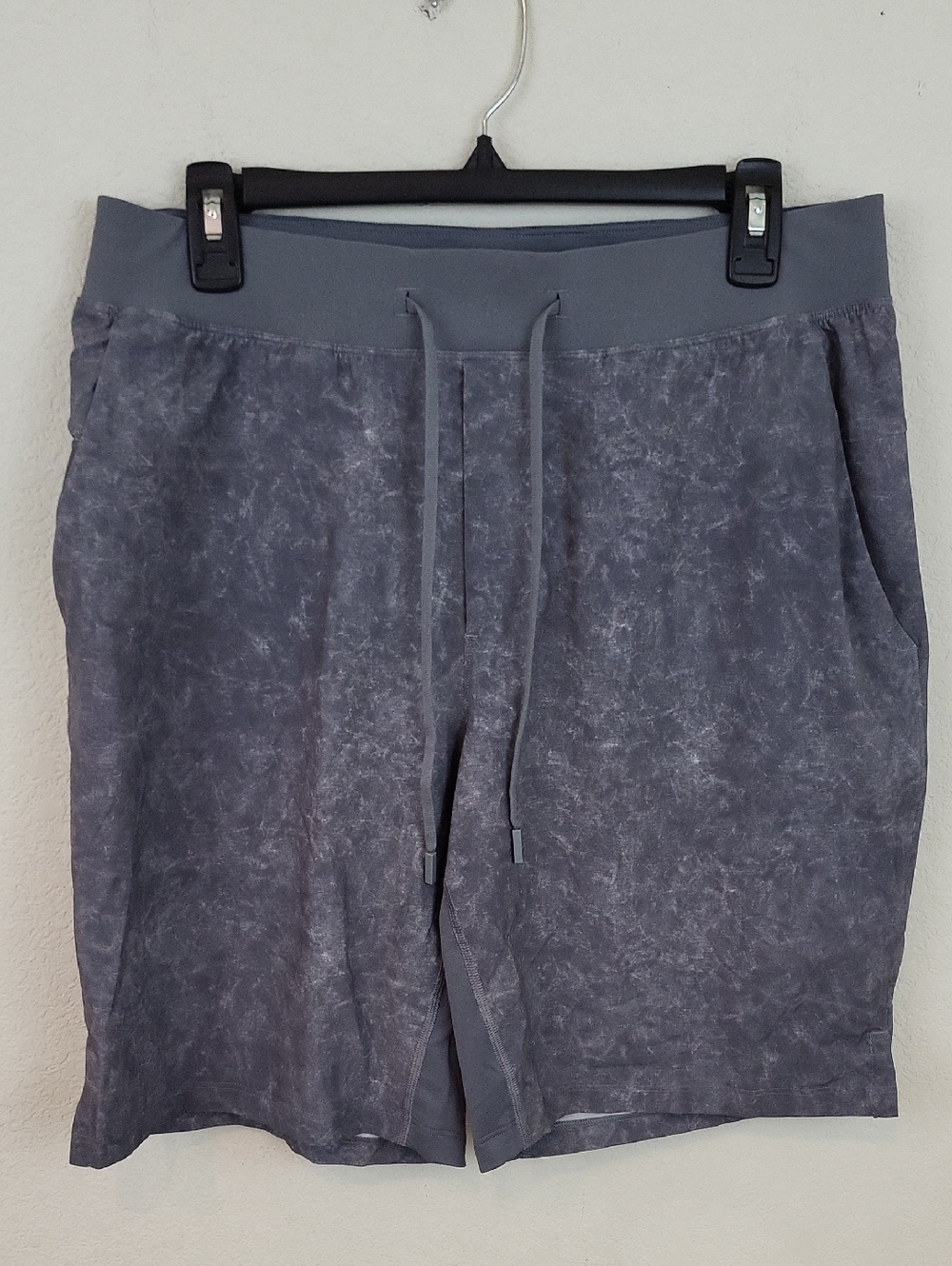 Lululemon License to Train Linerless Shorts 10” Gray Athletic Stretch Mens Large